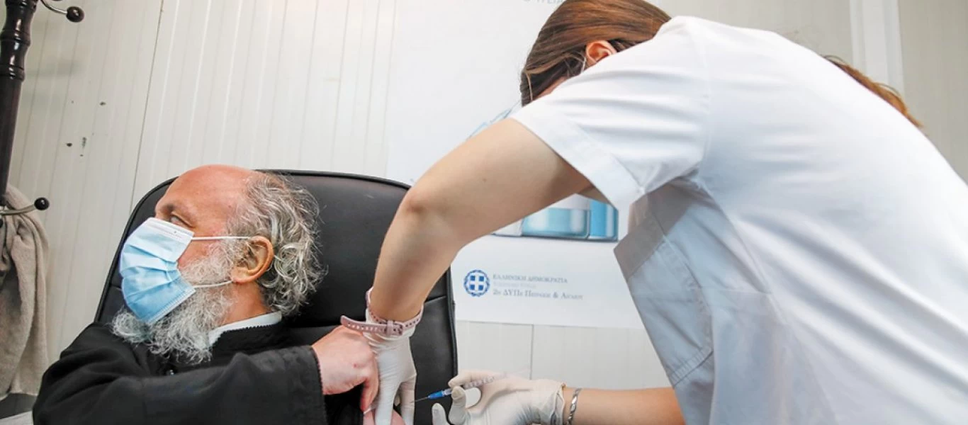 «Ειδικοί» σε αμόκ: «Να γίνει υποχρεωτικός ο εμβολιασμός των ιερέων»